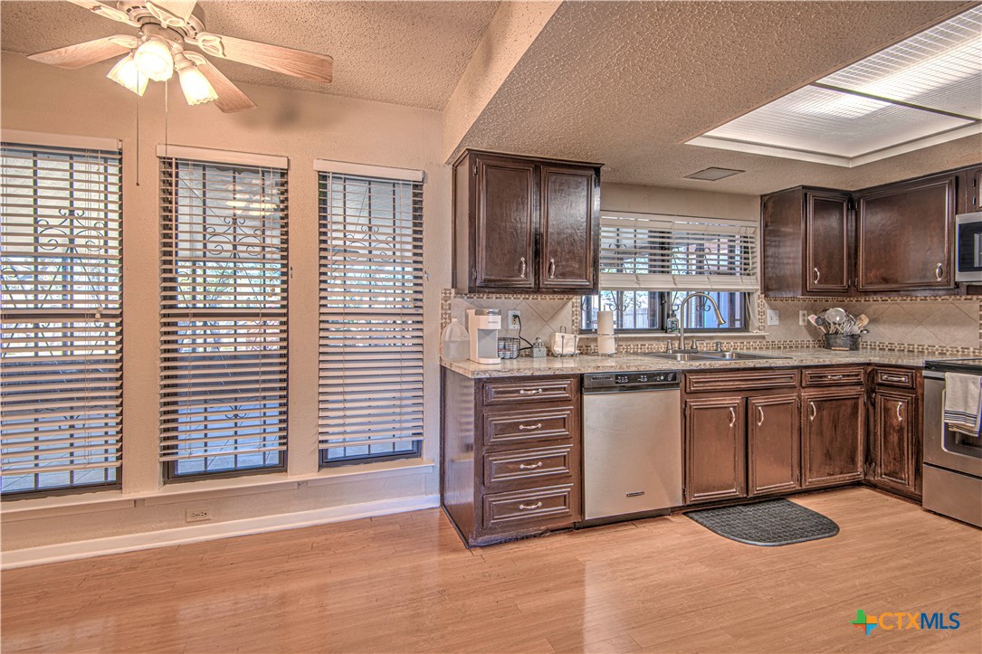 1128 Cedar Oaks Lane Property Photo 8
