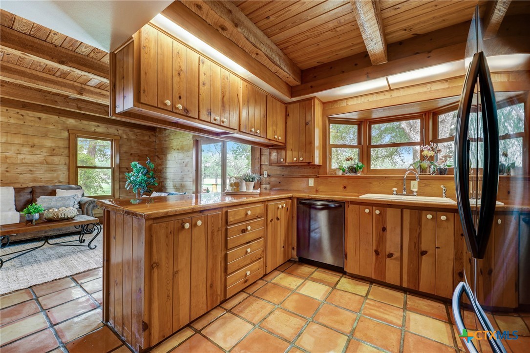 700 Ledgerock Road Property Photo 16