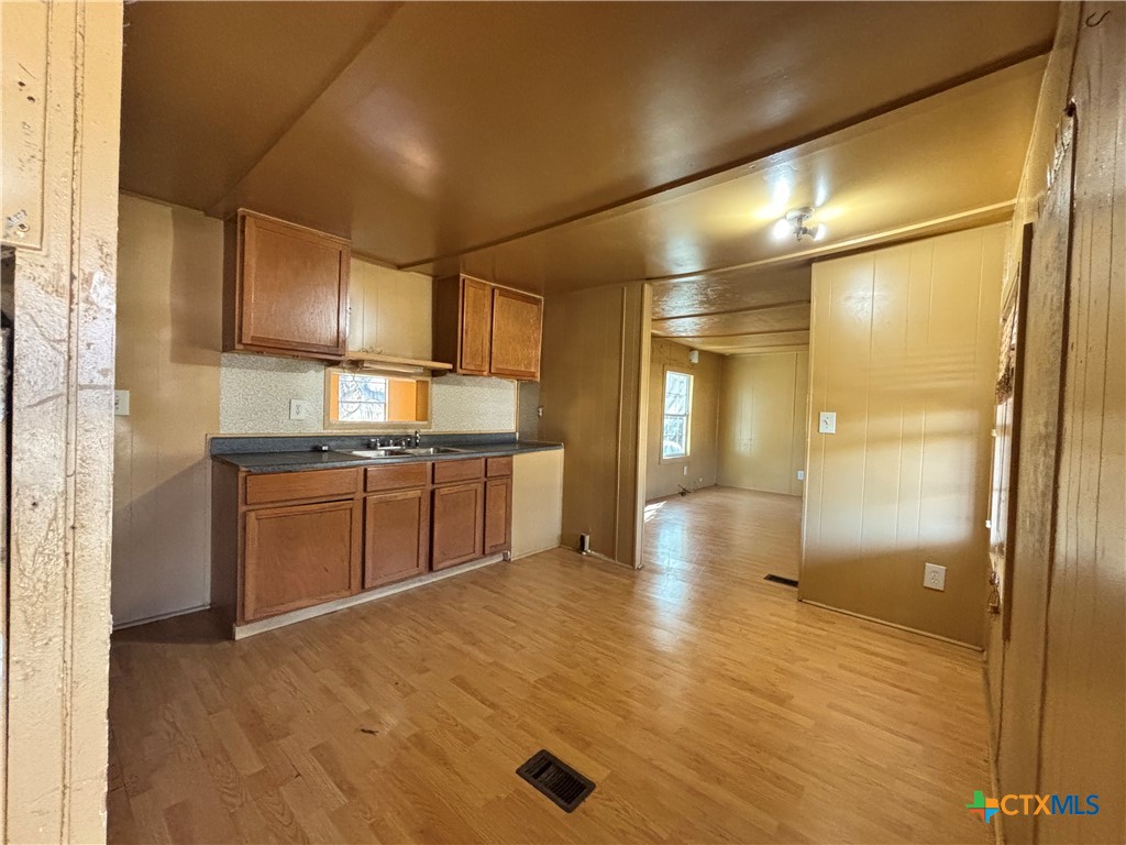 520 Royal Oak Drive Property Photo 4