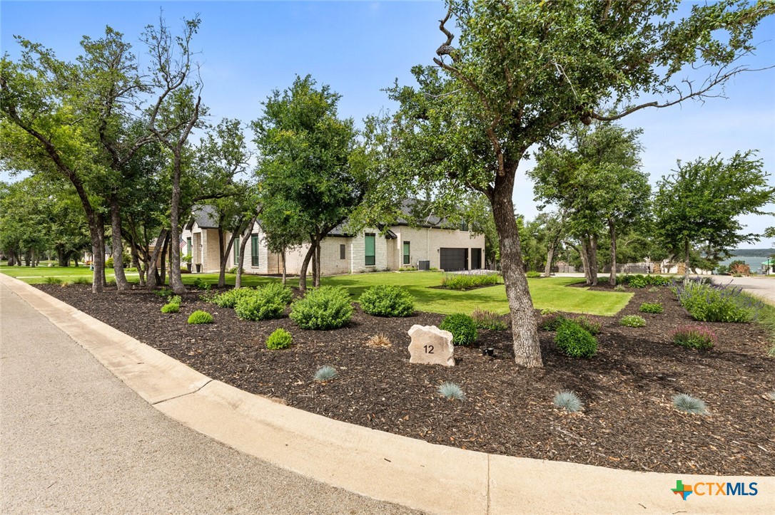 12 Lago Viento Lane Property Photo 4