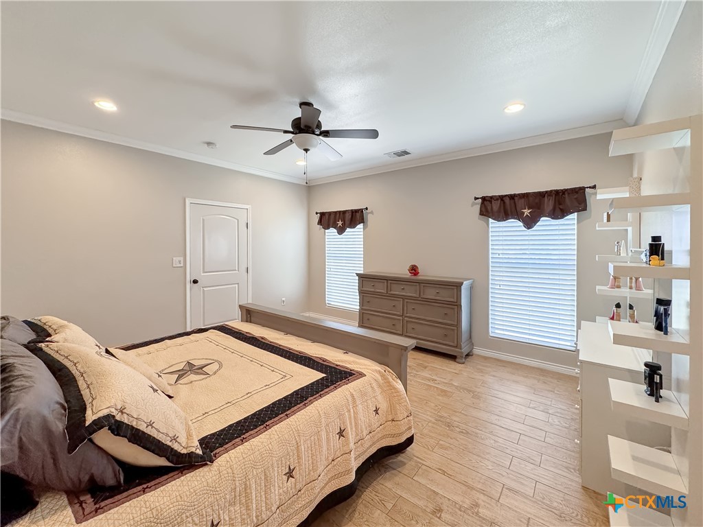 497 Farhills Drive Property Photo 11