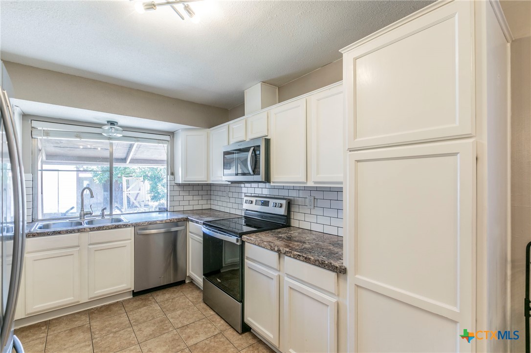 216 Daffodil Drive Property Photo 4