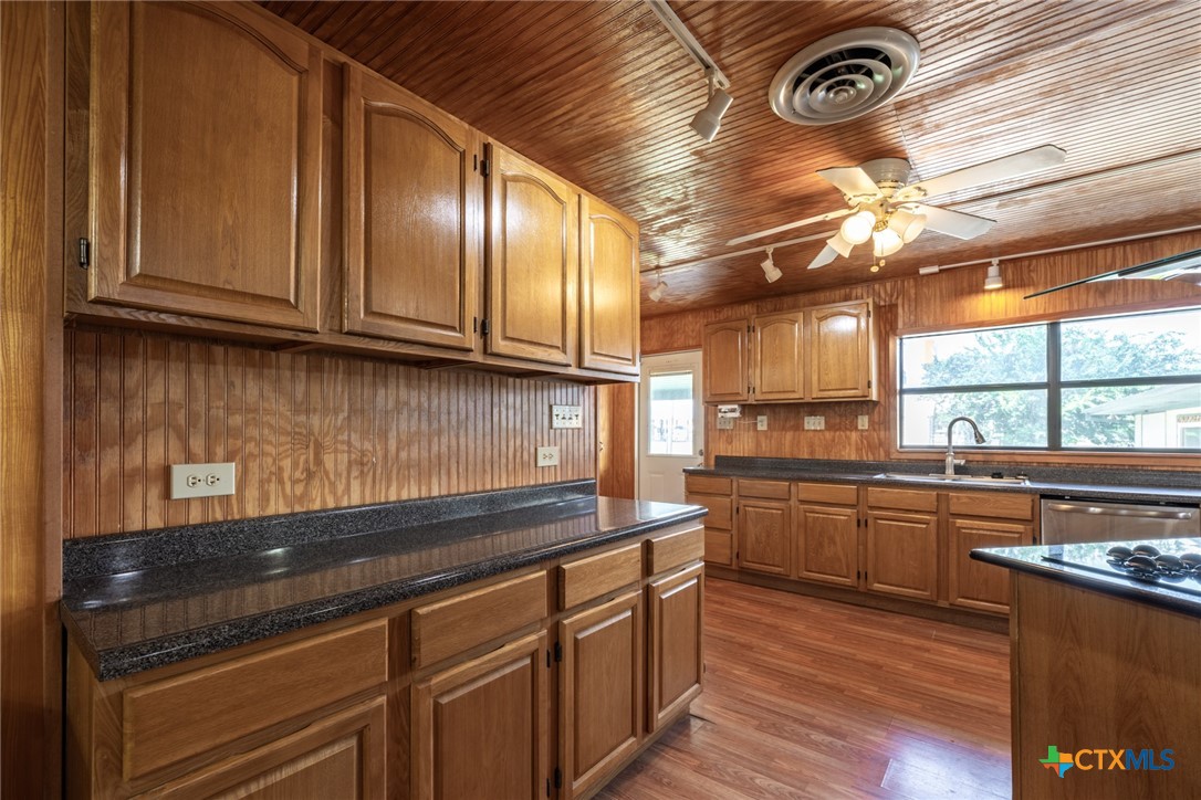 1724 Hickston Street Property Photo 7