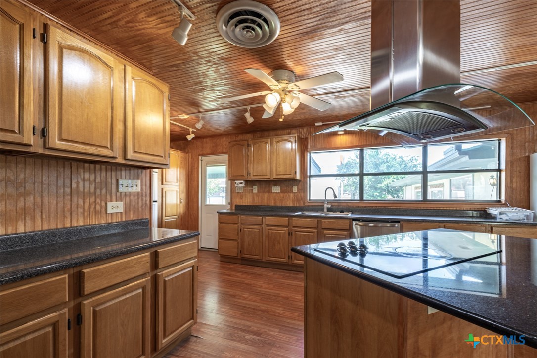 1724 Hickston Street Property Photo 8