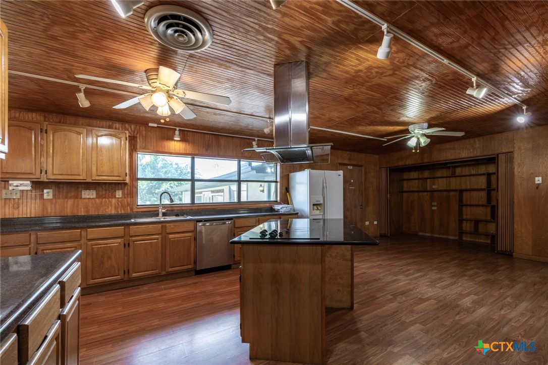 1724 Hickston Street Property Photo 10