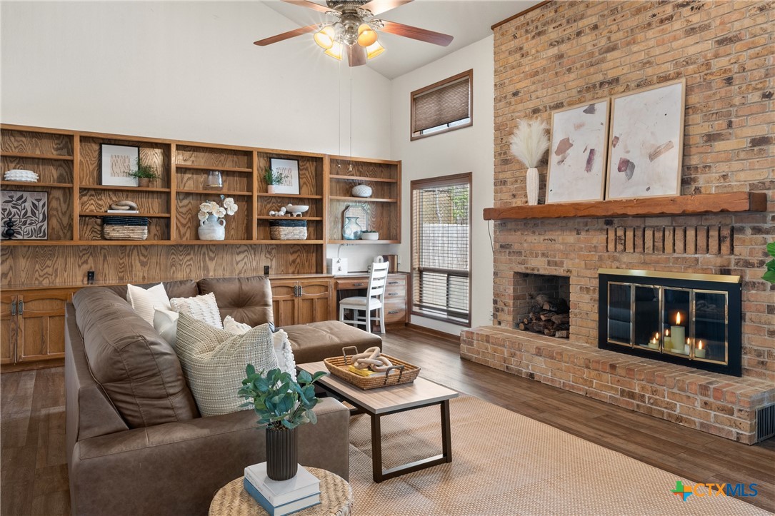 2821 Creek Side Drive Property Photo 6