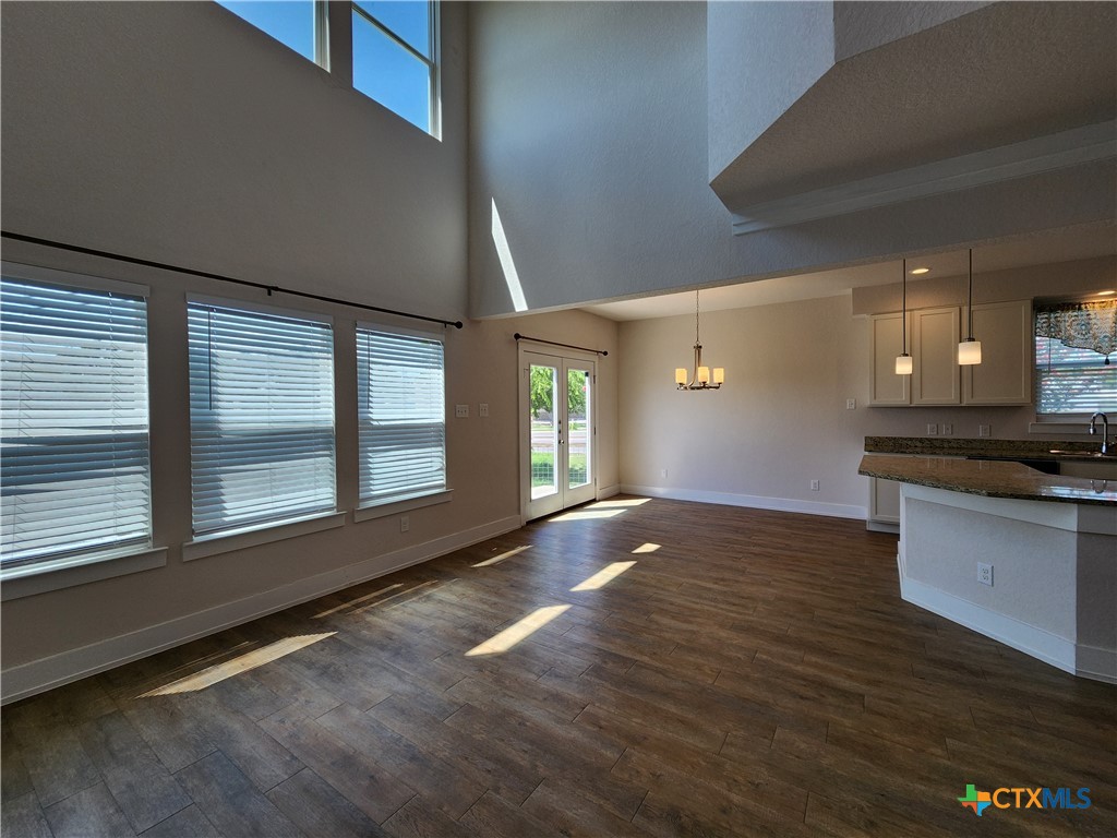 212 Sapphire Property Photo 4