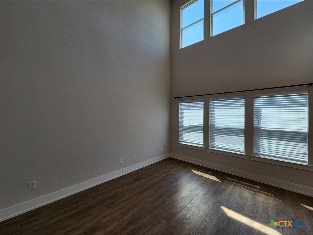 212 Sapphire Property Photo 5