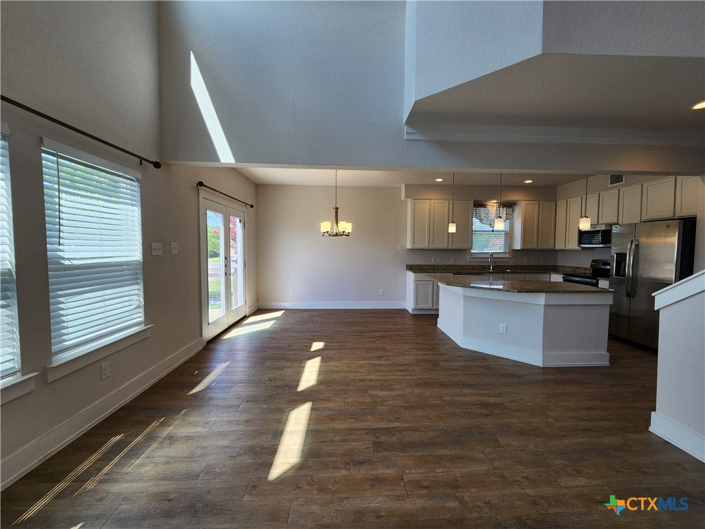 212 Sapphire Property Photo 6
