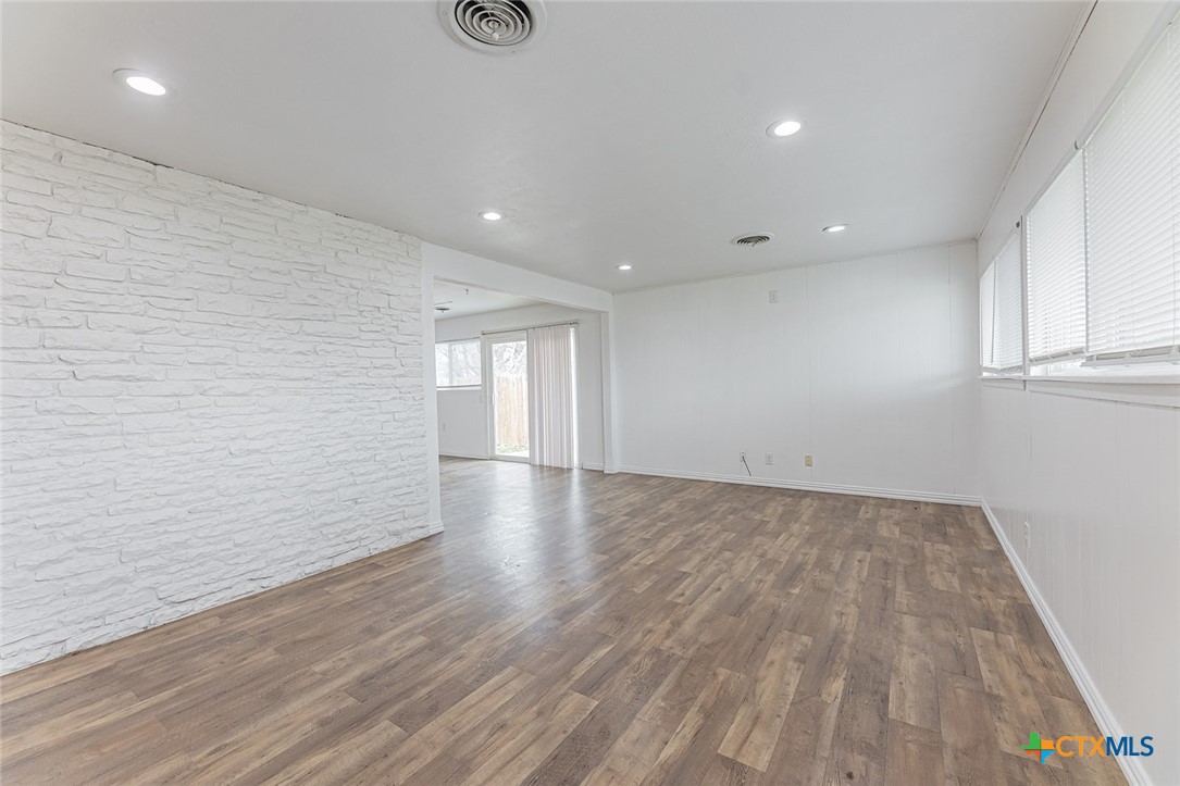 1129 Chippendale Drive Property Photo 6