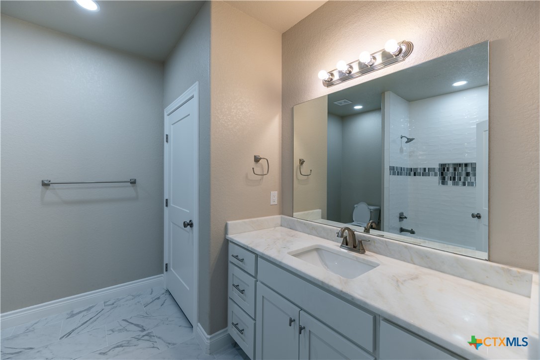 301 Honeysuckle Lane Property Photo 9