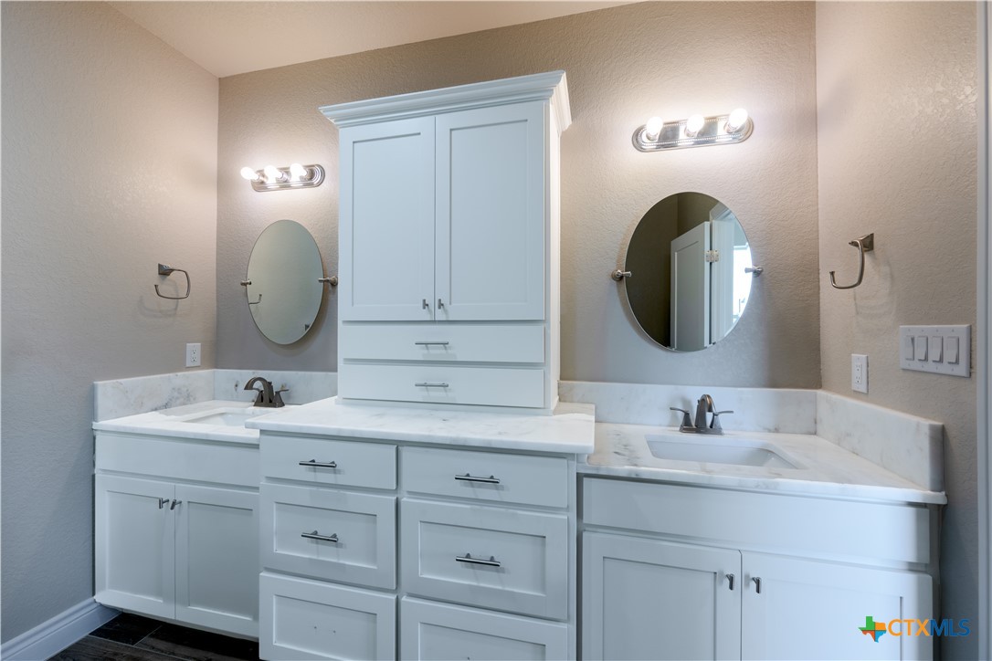 301 Honeysuckle Lane Property Photo 17