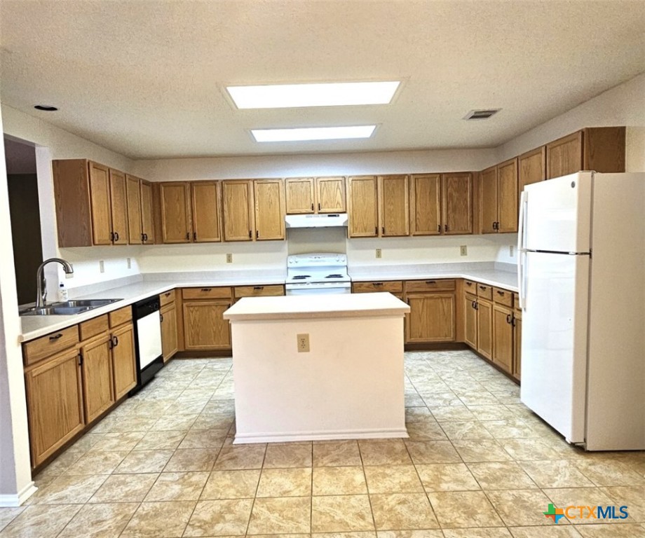 1551 Jasmine Property Photo 5