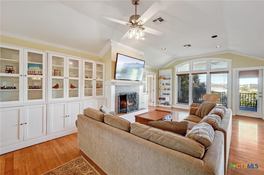 2106 Lakeshore Drive Property Photo 6