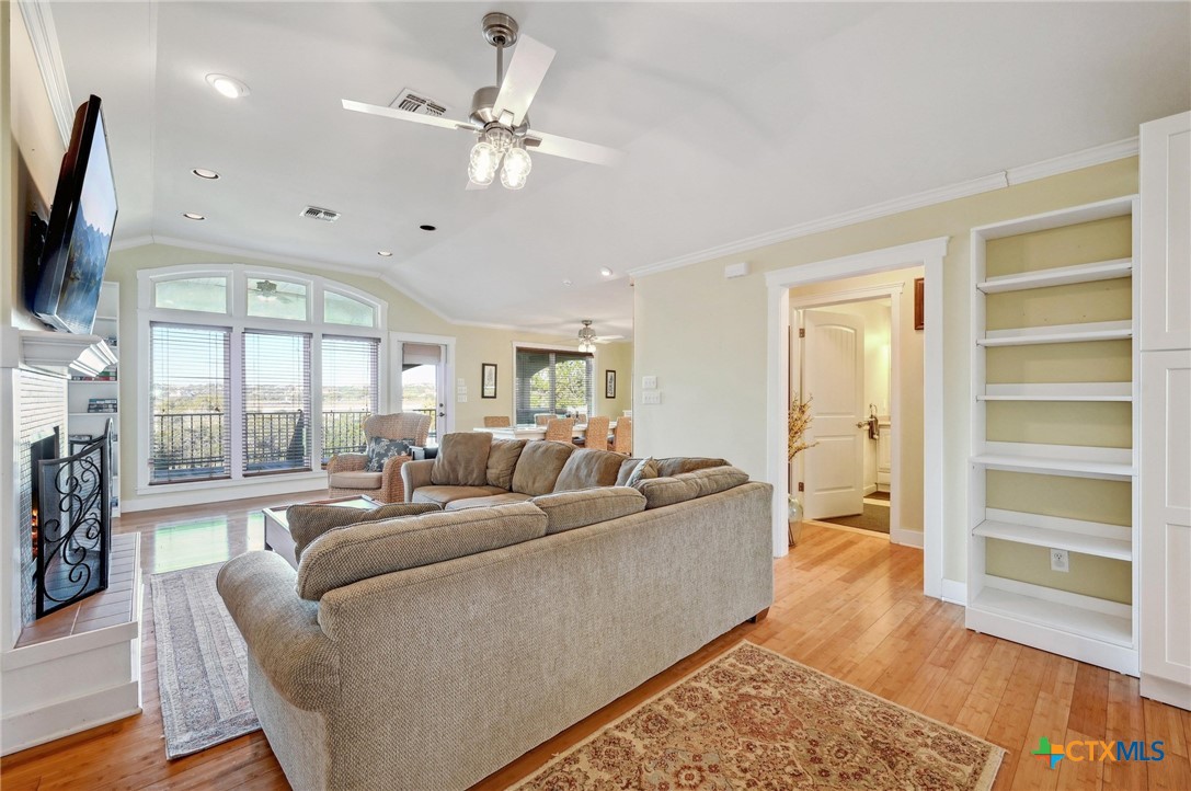 2106 Lakeshore Drive Property Photo 7