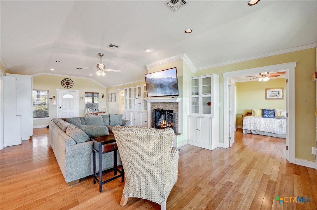 2106 Lakeshore Drive Property Photo 8