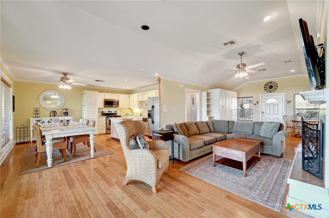 2106 Lakeshore Drive Property Photo 11