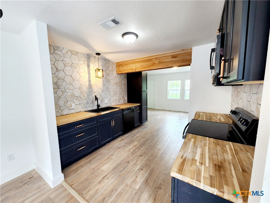 1908 Waco Street Property Photo 4