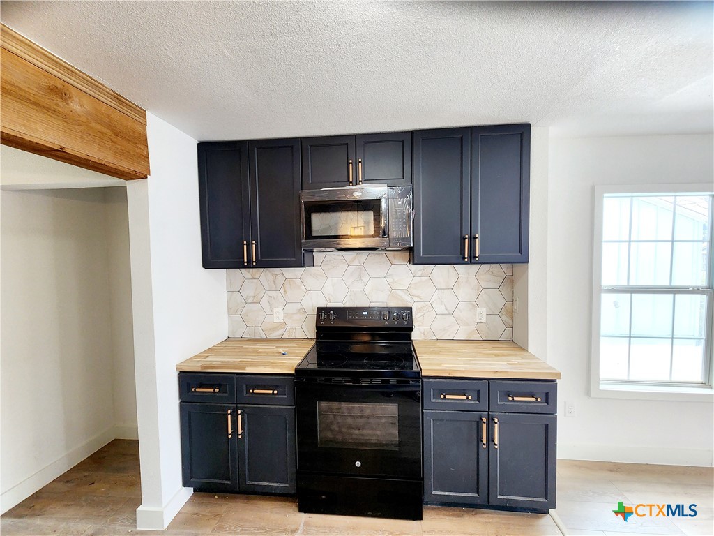 1908 Waco Street Property Photo 6