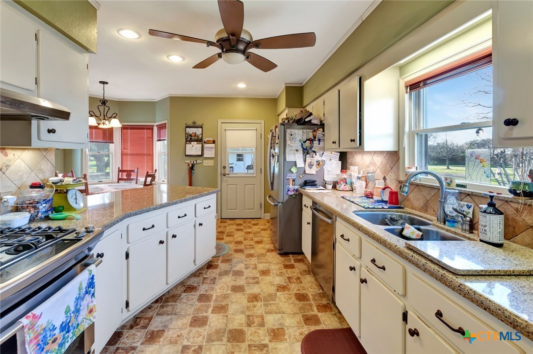 2740 Loop 521 Property Photo 17
