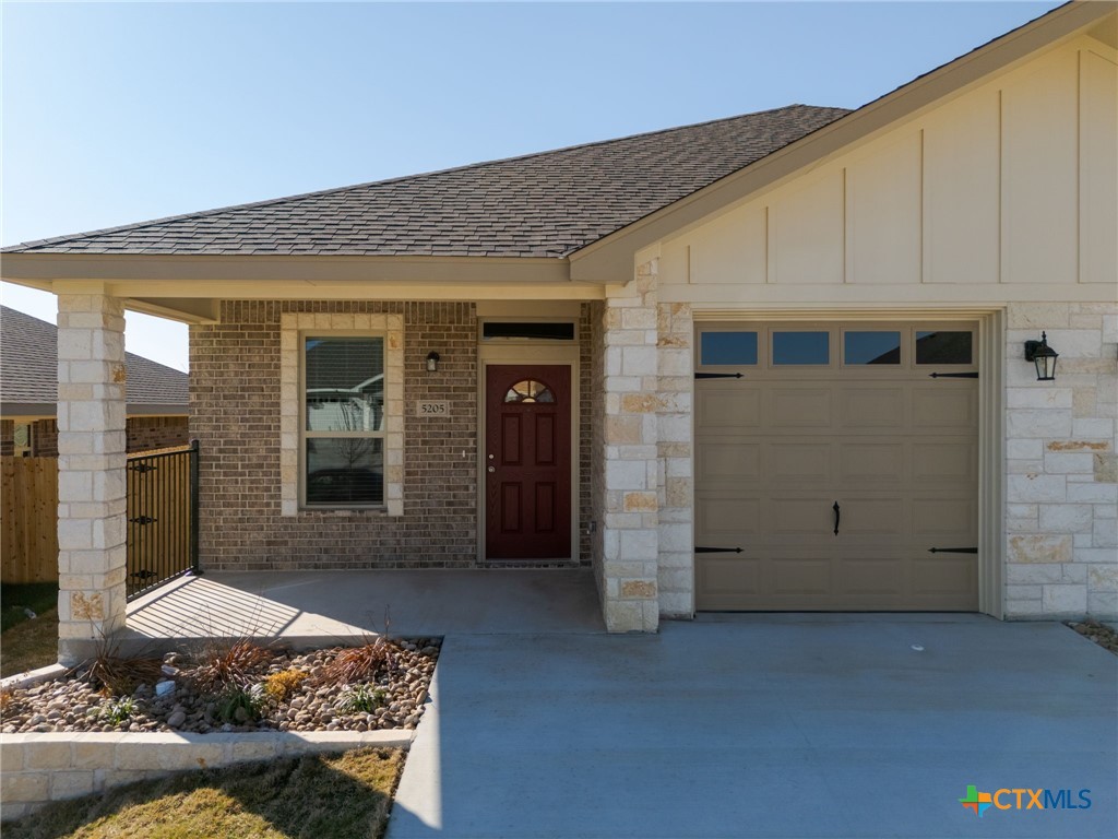 5205 White Rose Drive Property Photo 2