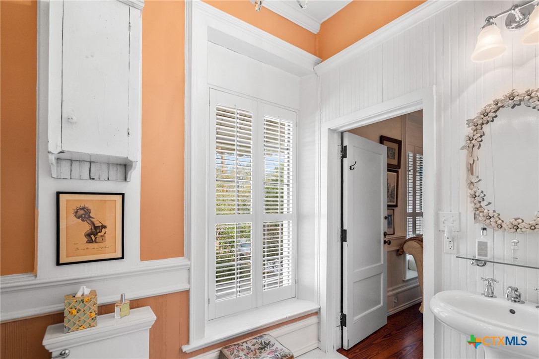 102-110 N Courthouse Square Property Photo 28