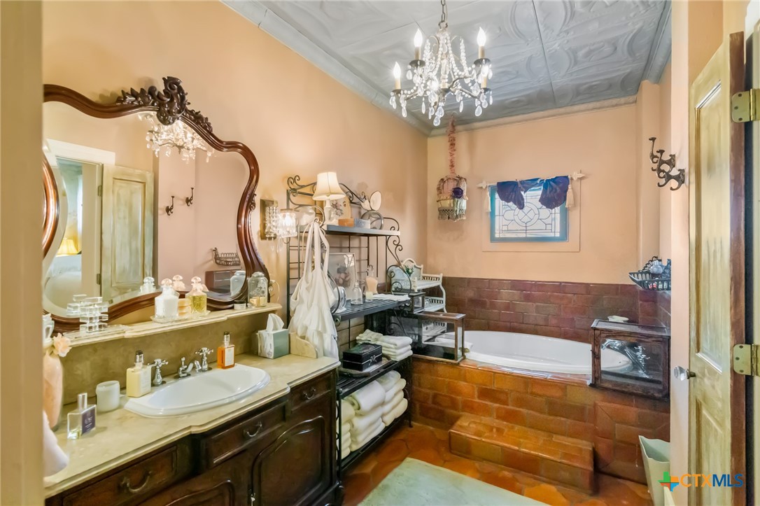 102-110 N Courthouse Square Property Photo 44