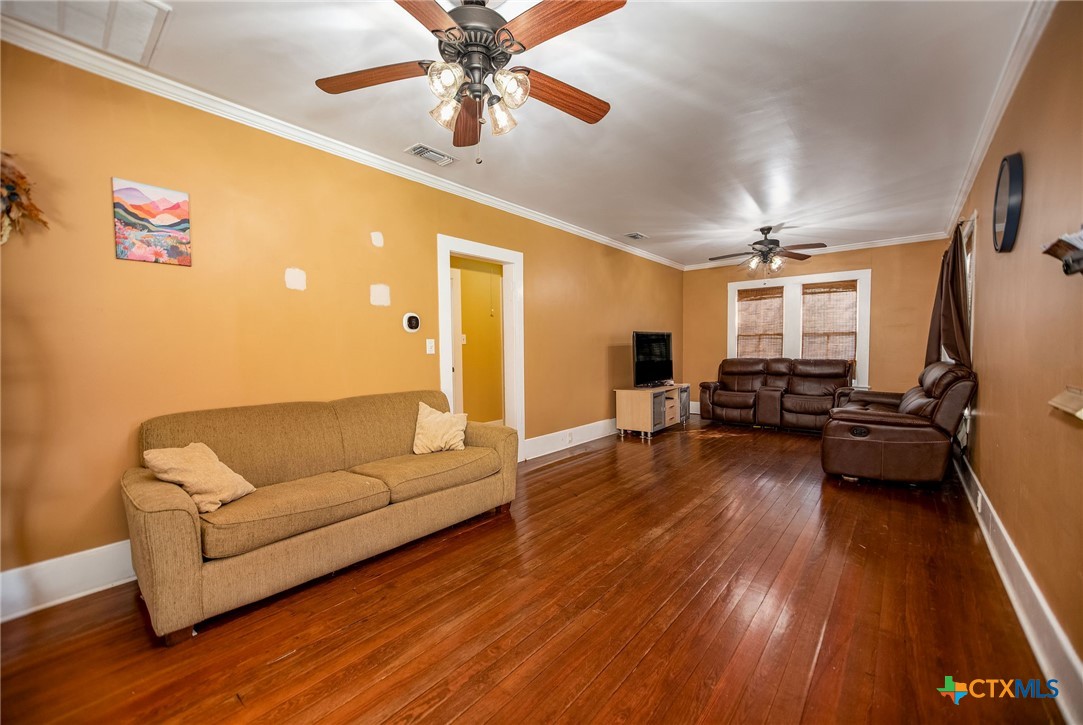 206 W Trinity Street Property Photo 4