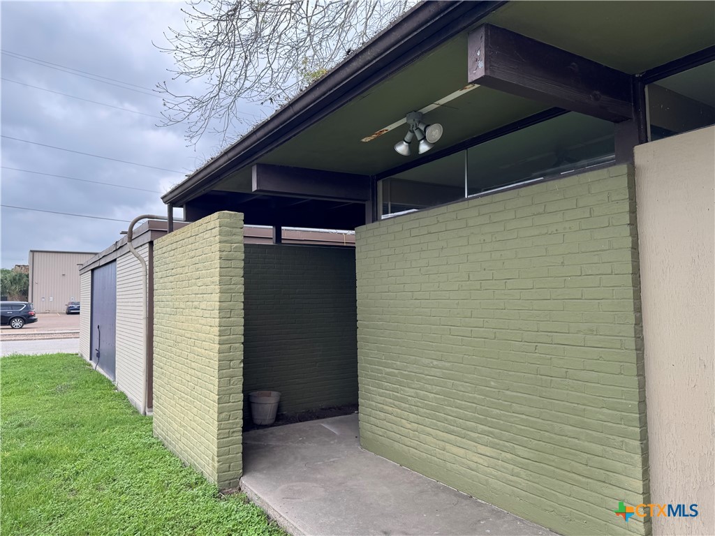 611 N Esplanade Street Property Photo 3