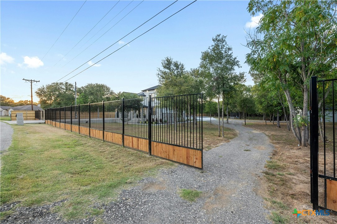 104 Creekwood Trail Property Photo 44