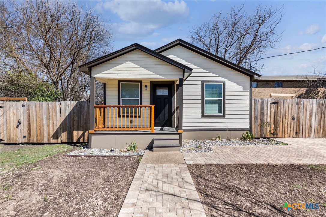 313 E Texas Avenue Property Photo 1