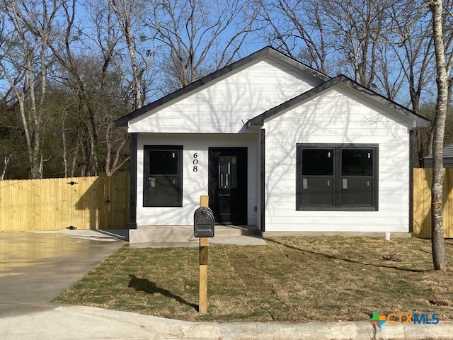 608 N Cedar Avenue Property Photo 3