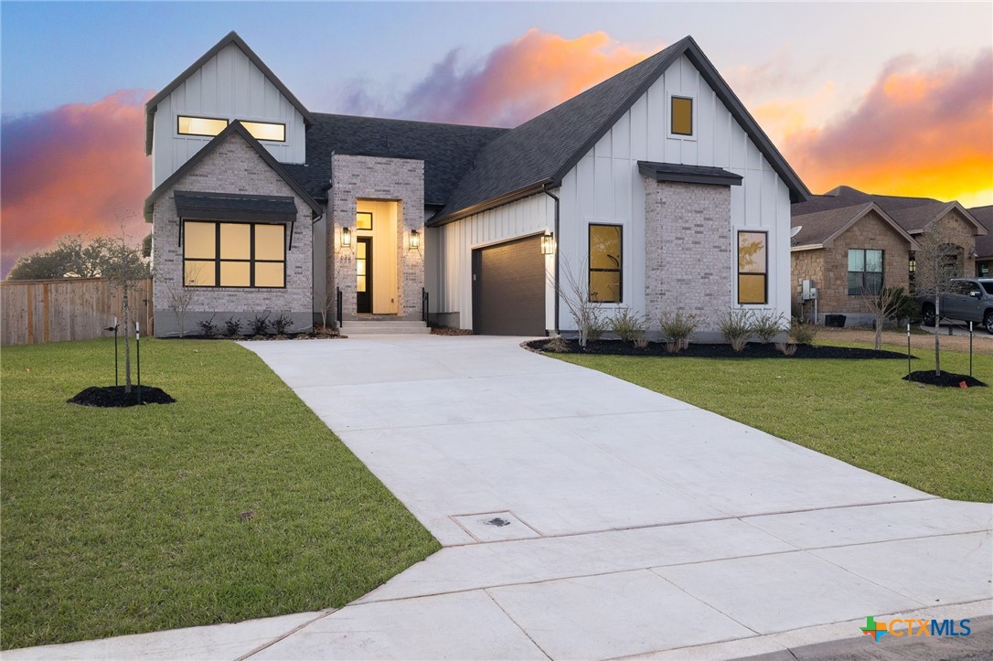 632 Oak Creek Parkway Property Photo 2