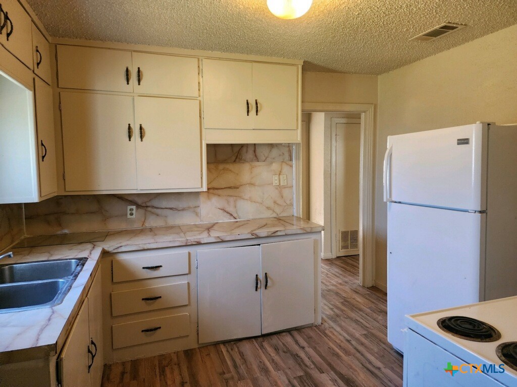 1312 Carol Way Property Photo 5