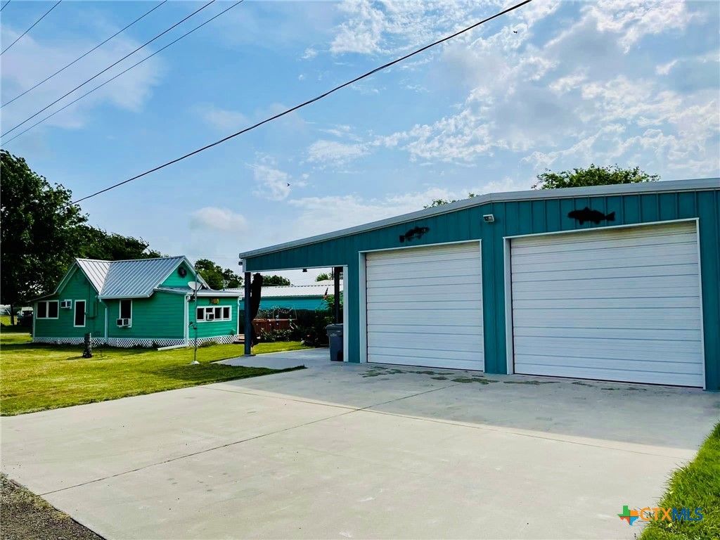 302 E Dallas Avenue Property Photo