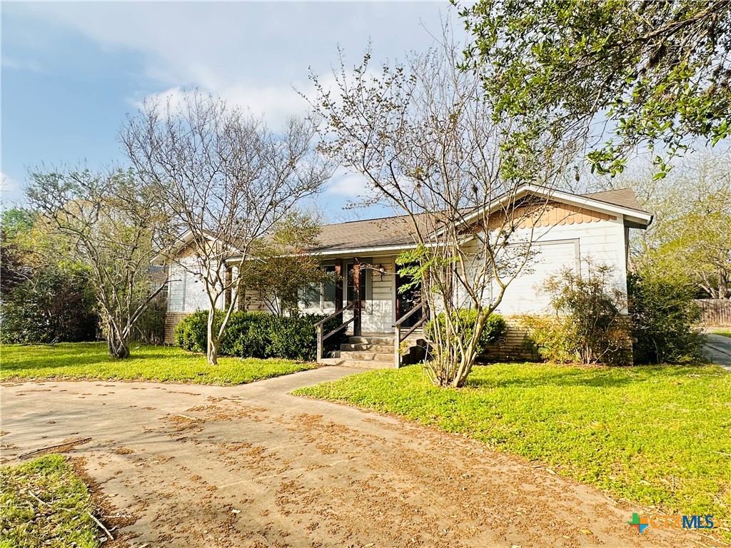 1019 E Gonzales Street Property Photo 2