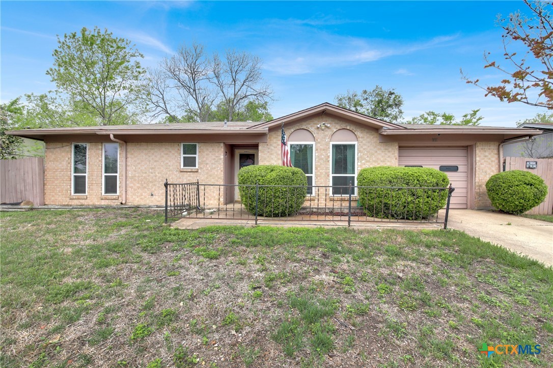 1811 Clarawood Drive Property Photo 4