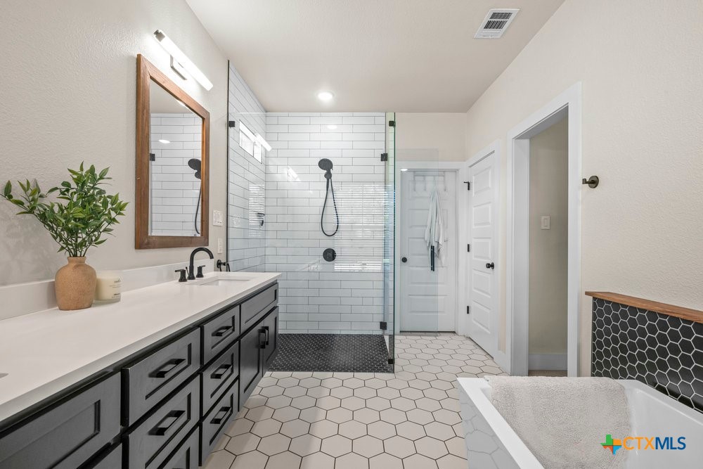 10 Riverstone Parkway Property Photo 17