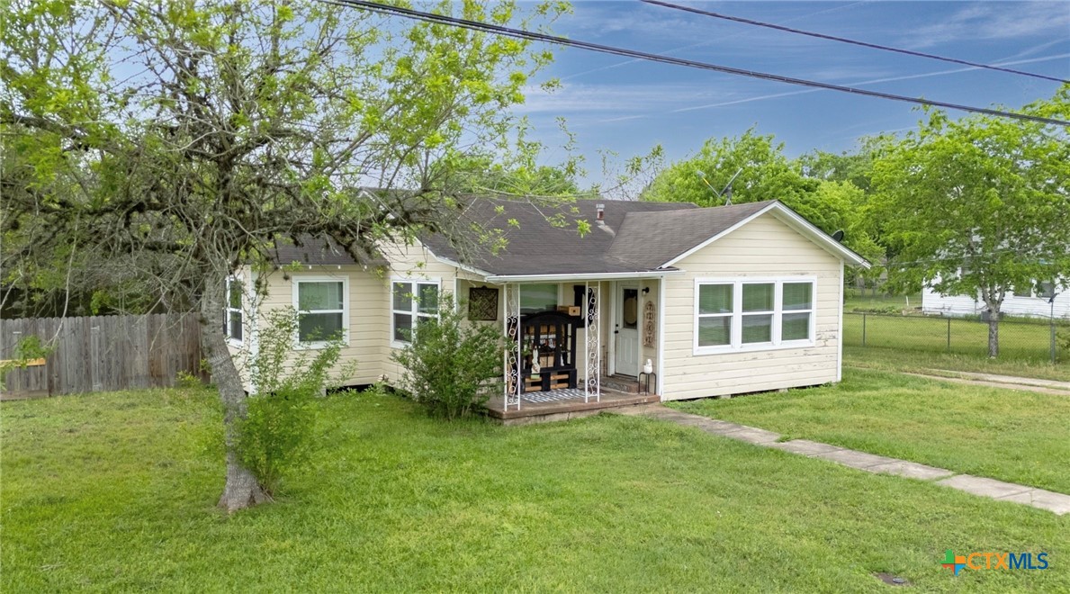 704 Maple Property Photo 2