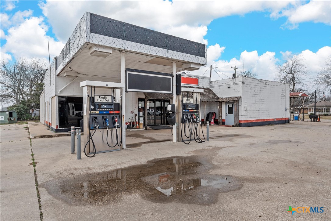 201 W Oak Street Property Photo 2