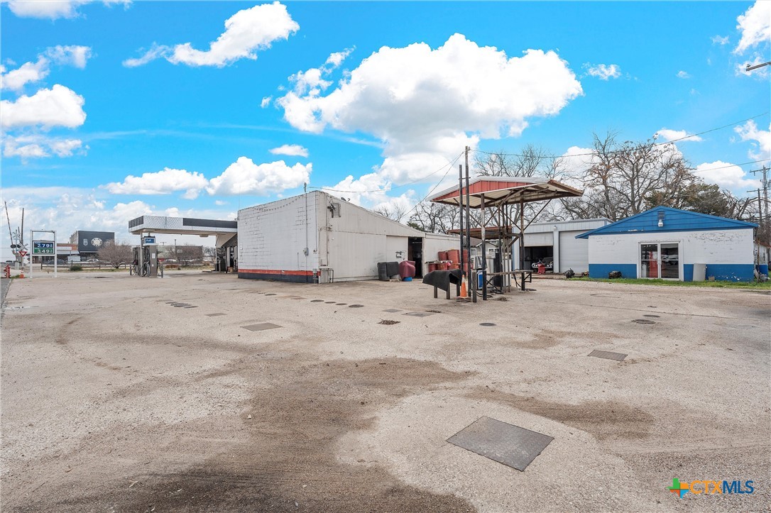 201 W Oak Street Property Photo 3