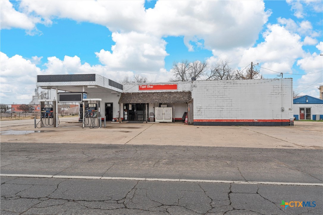 201 W Oak Street Property Photo 6