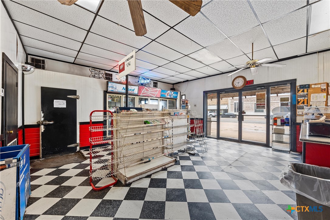 201 W Oak Street Property Photo 8