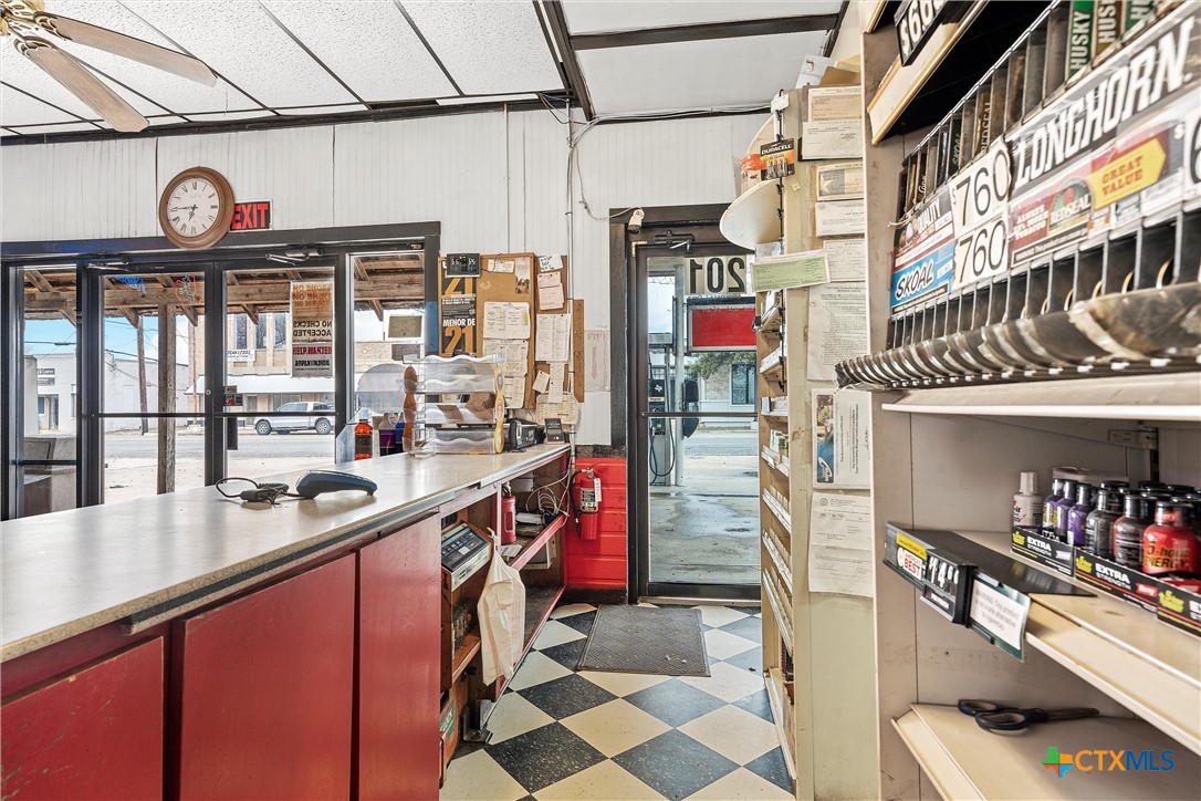 201 W Oak Street Property Photo 12