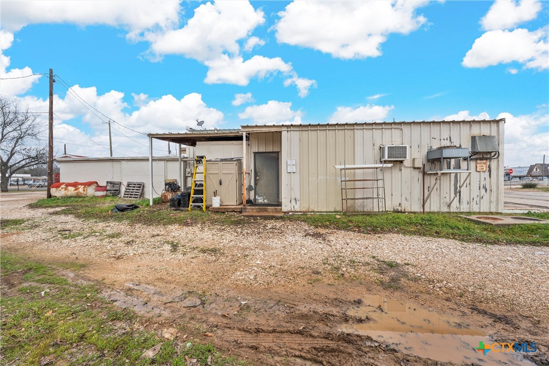 201 W Oak Street Property Photo 22