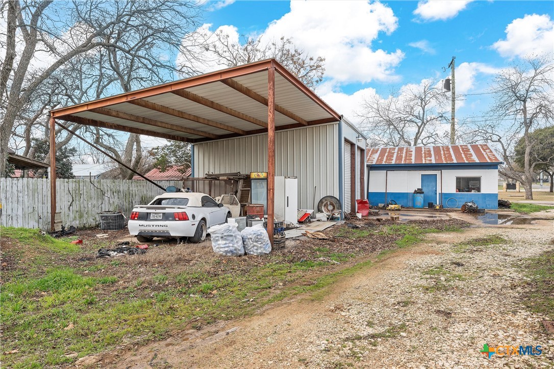 201 W Oak Street Property Photo 23