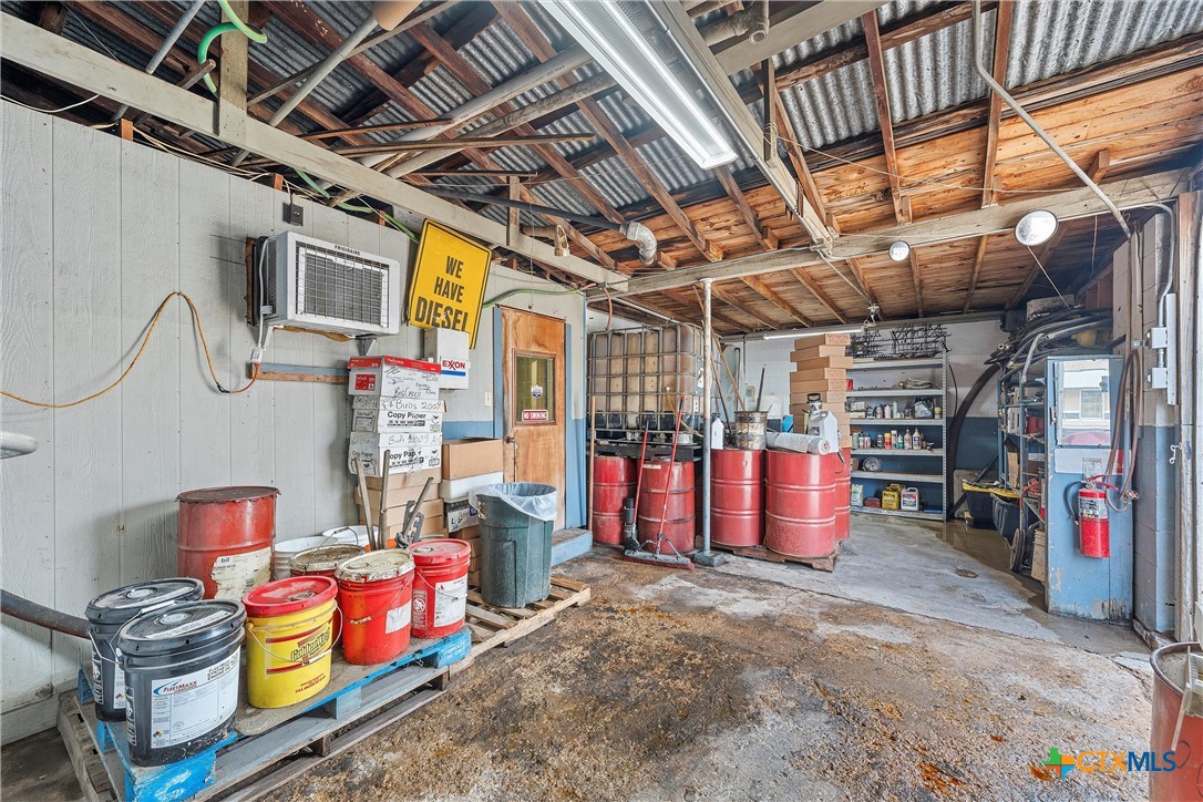 201 W Oak Street Property Photo 28