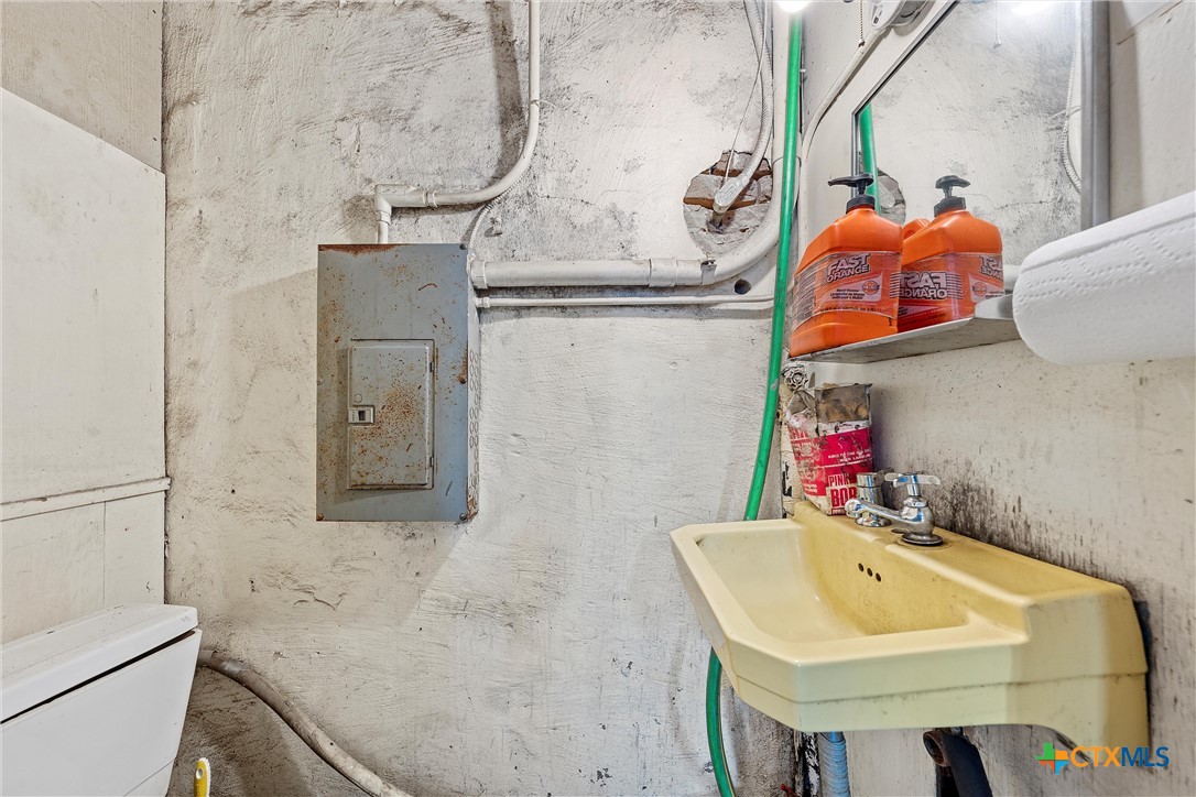 201 W Oak Street Property Photo 29