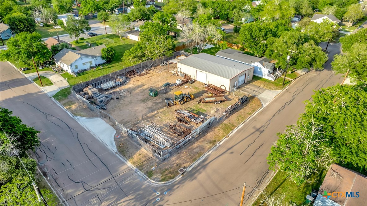 904 E Sabine Street Property Photo 4