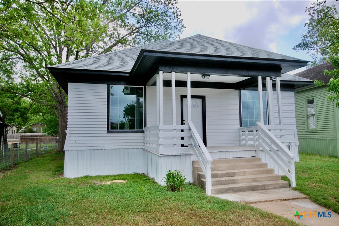 215 E Gonzales Street Property Photo 1